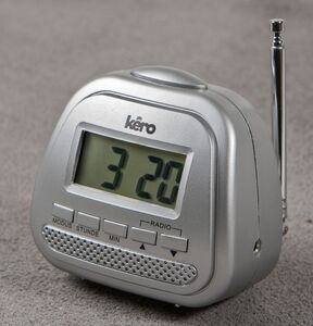 Ansicht auf den silberfarbenen kleinen Wecker.