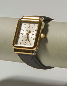 Ansicht auf die Uhr an einer transparenten Halterung.