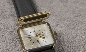 Ansicht auf die Armbanduhr mit schwarzem Armband.