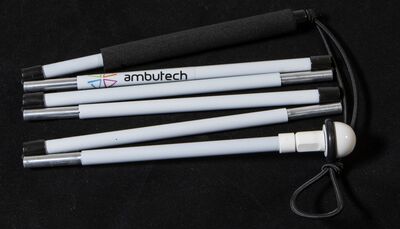 Ansicht auf den weißen, zusammengefalteten Langstock mit Griff und Rollspitze.