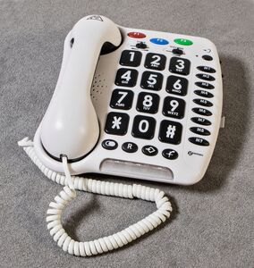 Ansicht auf das weiße Telefon mit großen schwarzen Tasten.