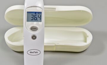 Ansicht auf das Fieberthermometer im weißen Gehäuse mit einem weißen Etui