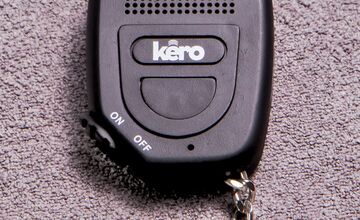 Ansicht auf den Schlüsselanhänger im schwarzen Gehäuse