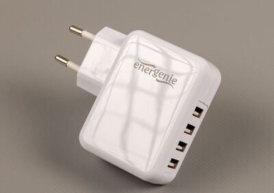 Ansicht auf den weißen, glatten Netzstecker.