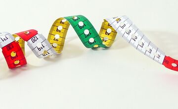 Ansicht auf das bunte Maßband. Es ist im Wechsel gelb, grün, weiß und rot.