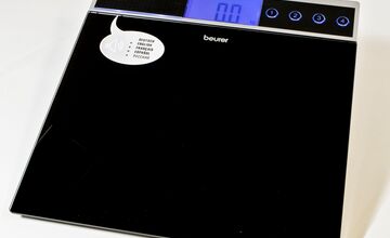 Ansicht auf die schwarze Waage