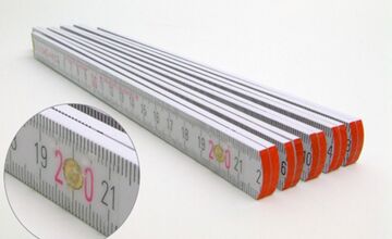 Ansicht auf den weißen Zollstock mit rotem Rand.