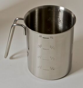Ansicht auf einen Messbecher aus Edelstahl.