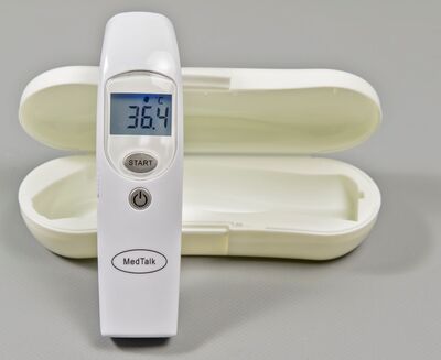 Ansicht auf das Fieberthermometer im weißen Gehäuse mit einem weißen Etui