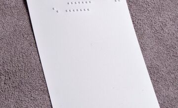 Ansicht auf den Geldscheinprüfer, ein weißen Blatt mit Braille.