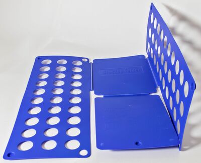 Ansicht auf das dunkelblaue Wäschefaltbrett, ausgeklappt.