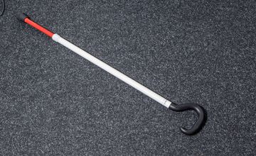 Ansicht auf den liegenden Stock mit schwarzem Griff.