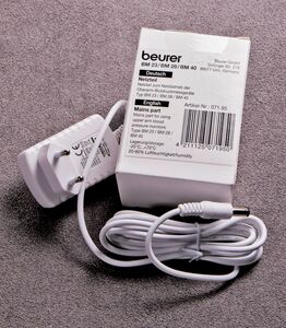 Ansicht auf das weiße Netzteil mit Kabel