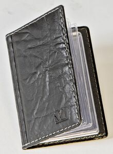 Ansicht auf das Karten-Etui im schwarzen Leder-Look.