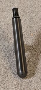 Ansicht auf die schwarze, lange Spitze