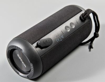 Ansicht auf die lange schwarze Lautsprecherbox.