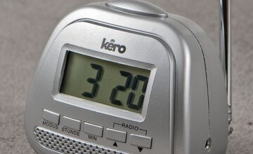 Ansicht auf den silberfarbenen kleinen Wecker.