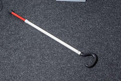 Ansicht auf den liegenden Stock mit schwarzem Griff.