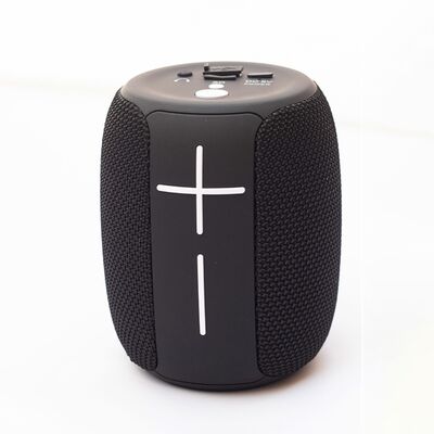 Ansicht auf den schwarzen fass-ähnlichen Lautsprecher mit einem großen Plus und Minus.